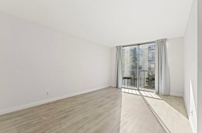 Building Photo - 10747 Wilshire Blvd