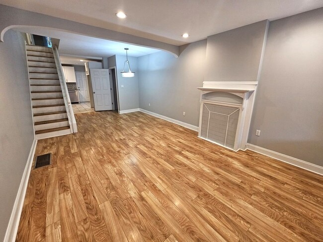 Building Photo - 2 Bedroom recently renovated Belmont Neigh...