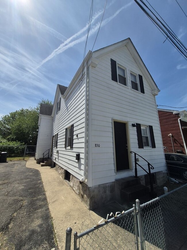 Building Photo - 830 Liberty St
