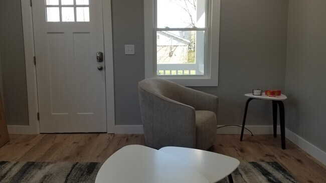 Building Photo - 2 Bigby St