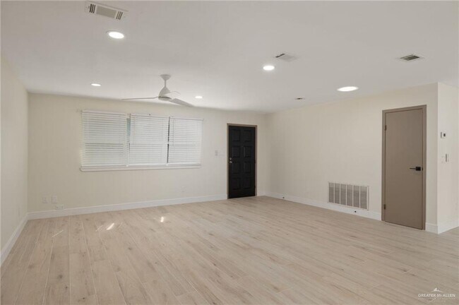 Foto del edificio - 19 Fern Ave W