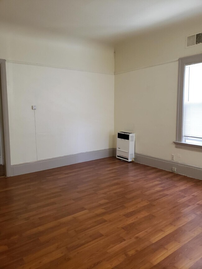 Apt 3 LR - 426 - 428 26th St