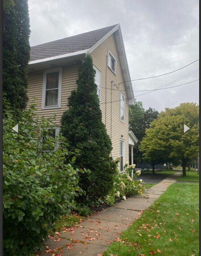 Building Photo - 615 State St