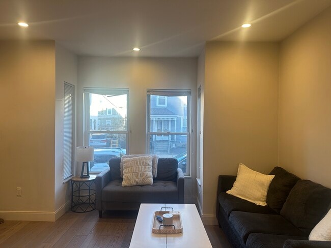 Building Photo - 48 Tuttle St