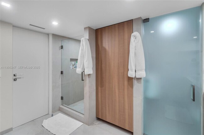 Foto del edificio - 3 Grove Isle Dr