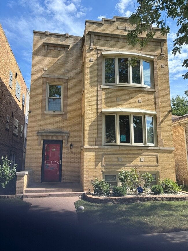 Building Photo - 1303 Maple Ave