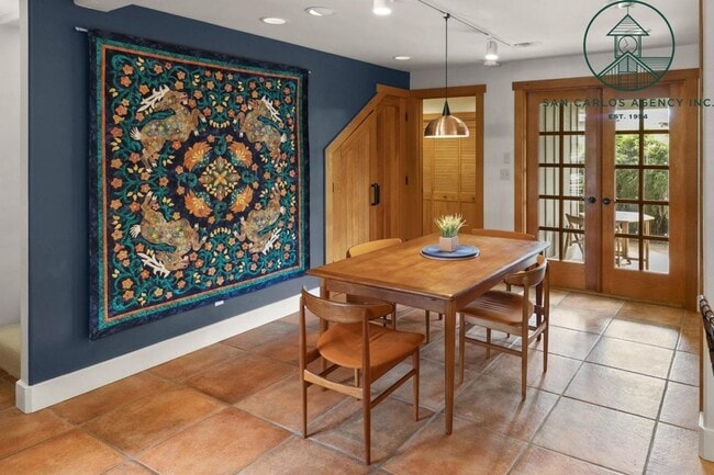 Building Photo - Beautiful Two Bedroom Craftsman Cottage in...