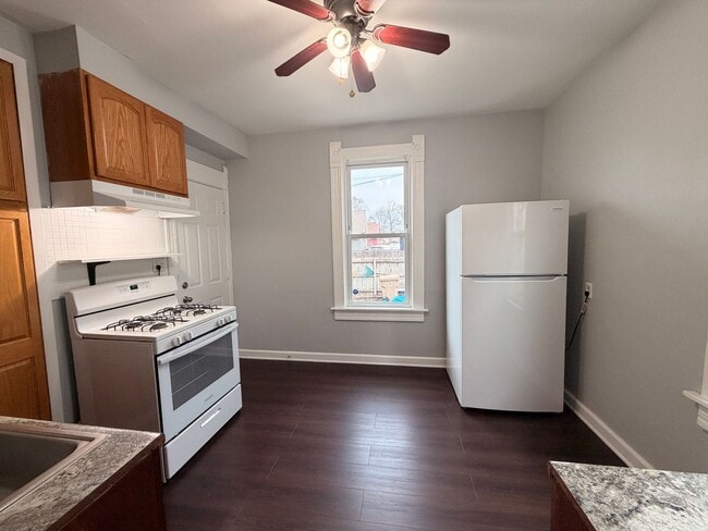 Building Photo - Modern Spacious 2+ Bedroom Lower Unit