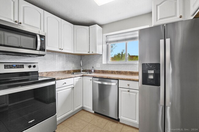 Building Photo - 35 Carillon Dr