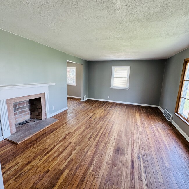 Building Photo - 15914 Delrey Ave