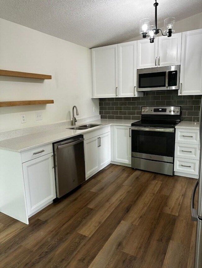 Building Photo - End unit townhome in Lakeville *3Bed*2bath...