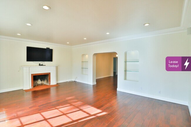 Building Photo - 732 W Palm Ln