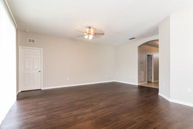 Foto del edificio - 955 Krenson Woods Rd