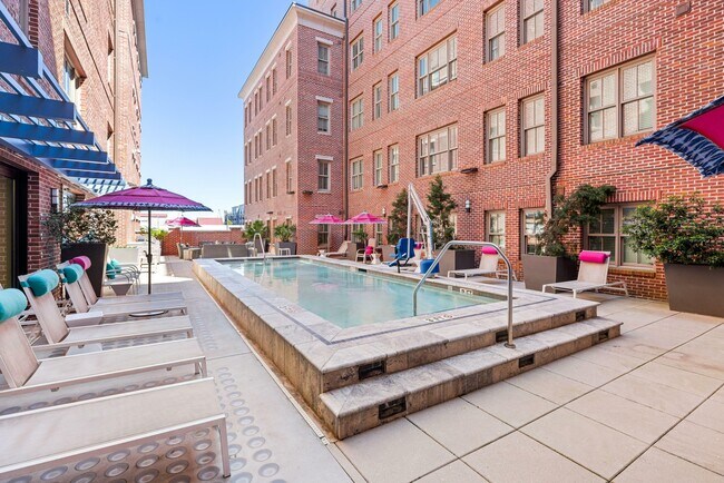 Piscina estilo resort - Hoffler Place