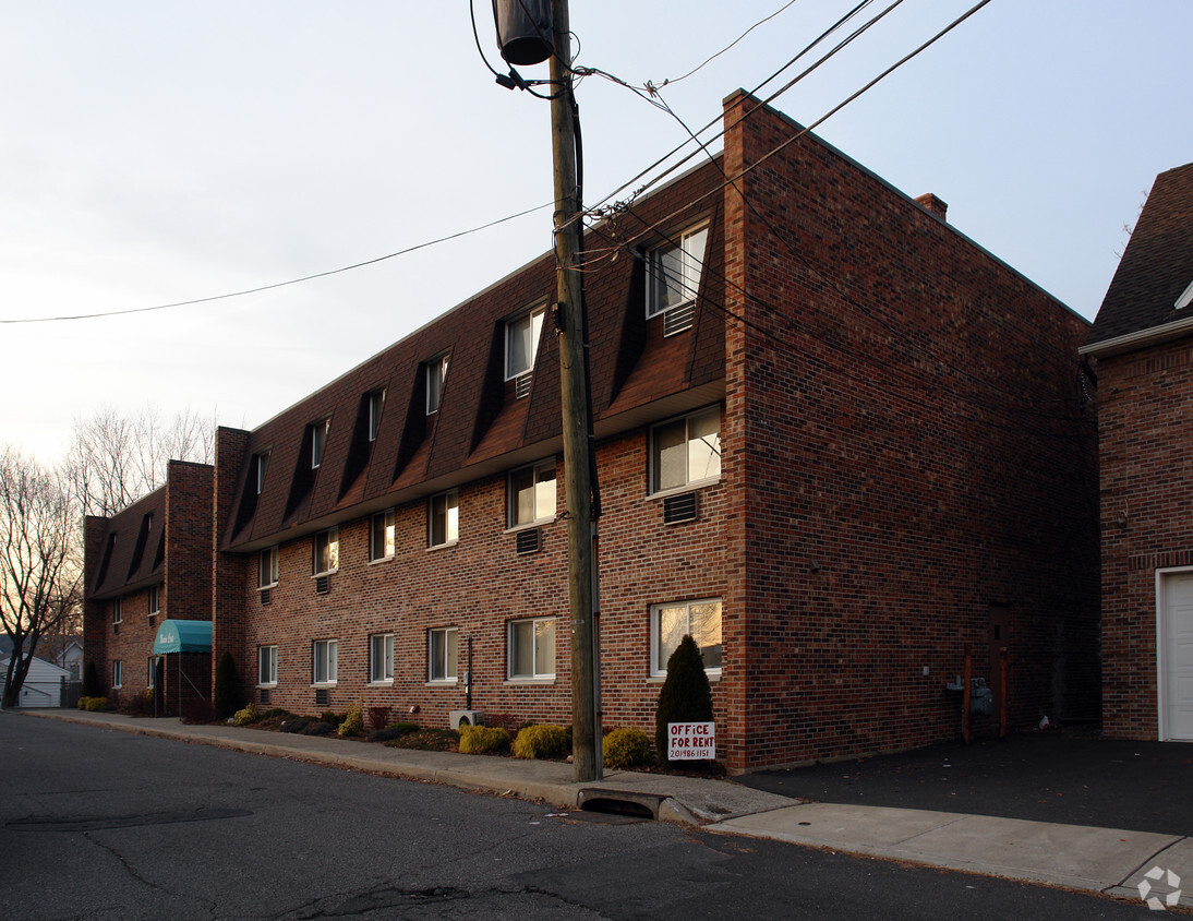 Primary Photo - Simone Place Apartments