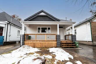 Building Photo - 105 Inkerman St