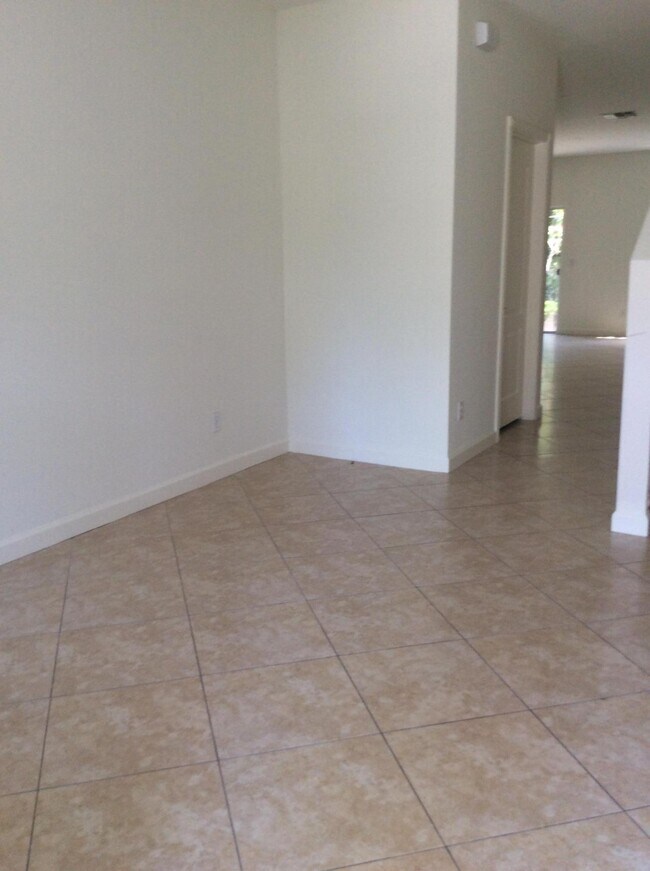 Building Photo - 2705 Creekside Dr