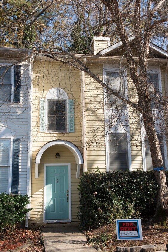 Entry to townhome - 704 Stratford Grn