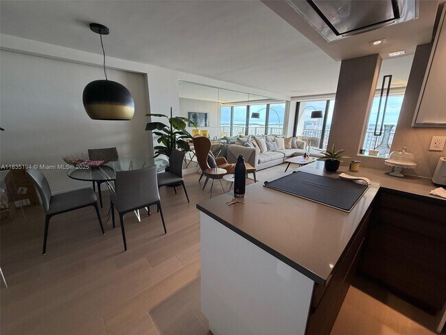 Foto del edificio - 1450 Brickell Bay Dr