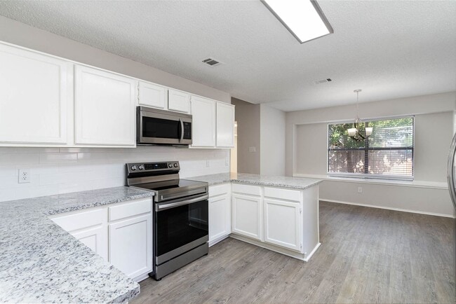 Building Photo - Beautifully Renovated Home with Modern Fea...