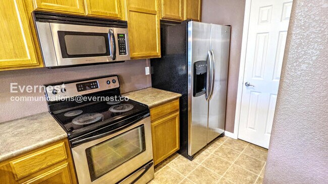 Foto del edificio - 3 Bed/2 Bath Townhome with Garage / Availa...