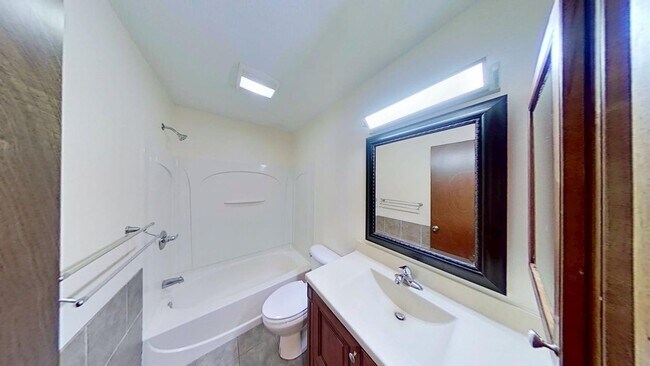 Foto del edificio - Updated two bedroom duplex, new stainless steel appliances, garage, and hardwood floors