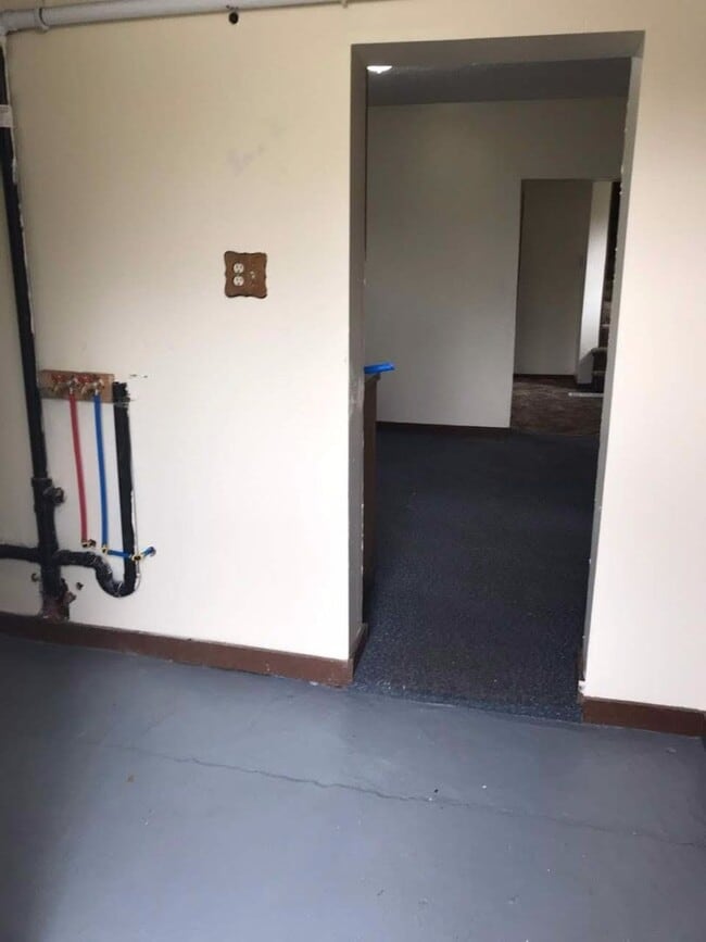 Building Photo - 4 bedrooms