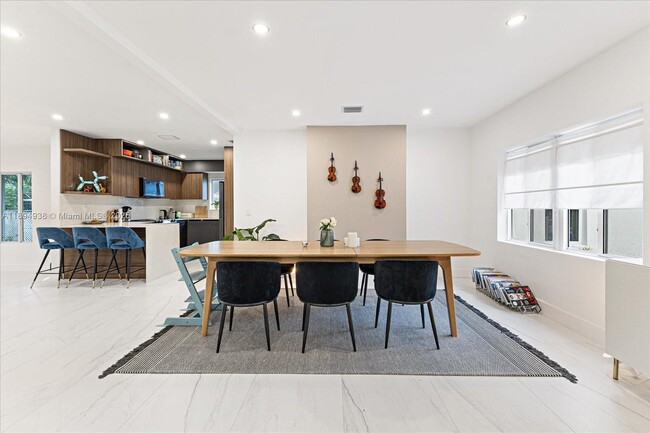 Building Photo - 228 SW 25th Rd