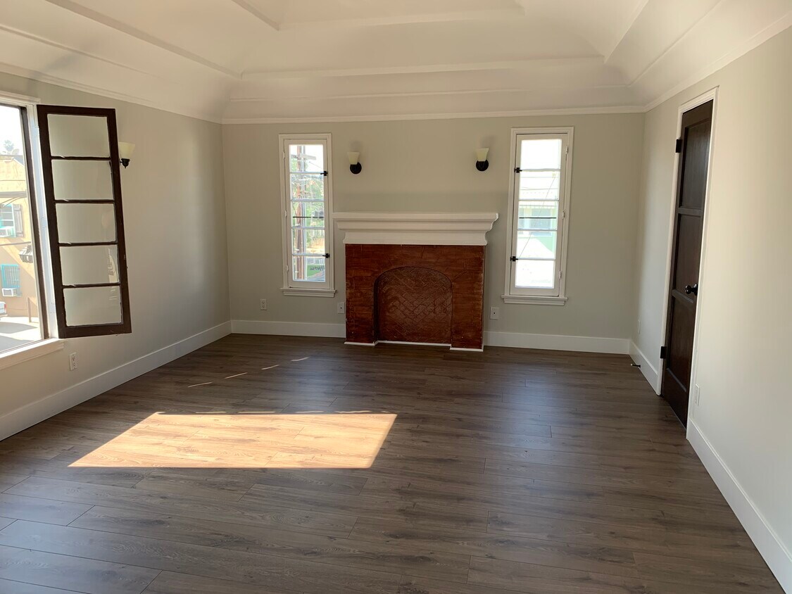 Sala de estar amplia y luminosa - 7557 Oakwood Ave