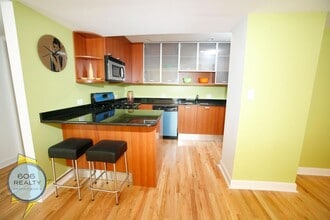 Building Photo - 6954 N Greenview Ave
