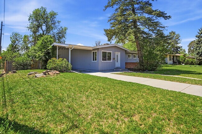 Building Photo - $2,640.95- 4 Bed, 2 Bath Home in Denver with Patio Space and In Unit Laundry!