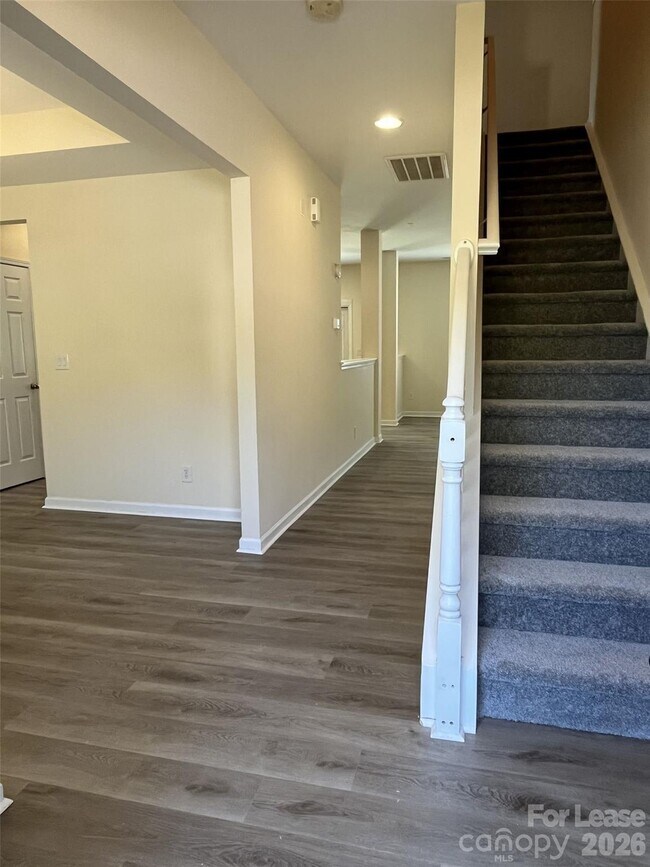 Foto del edificio - 242 Summit Park Ct