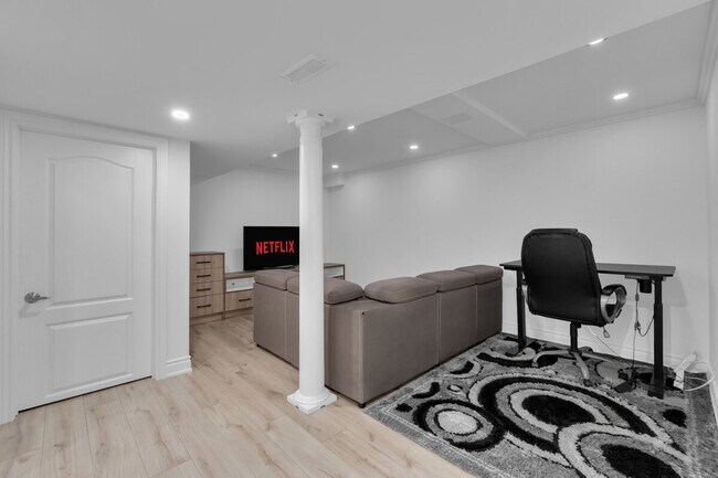 Building Photo - 106 Rosanna Crescent