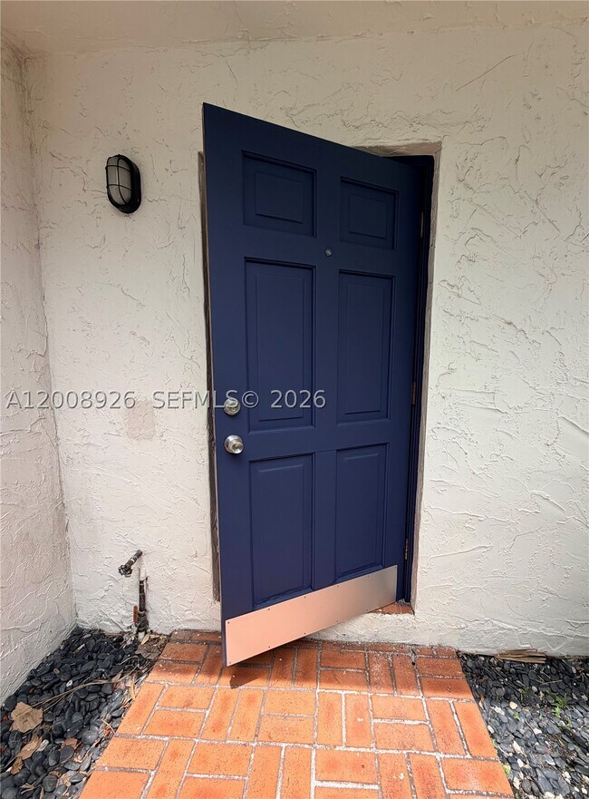 Building Photo - 3225 Bird IV3