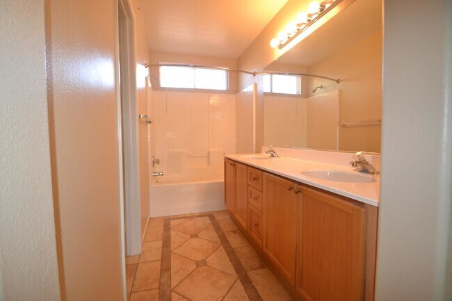 Building Photo - 42404 Blossom Dr