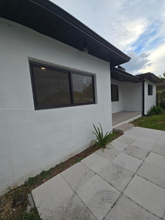 Foto del edificio - 5635 Pierce St