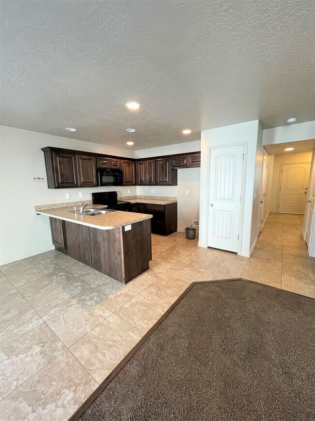 Building Photo - 2 Weeks Rent Free! Beautiful 3 Bed 2.5 Bat...