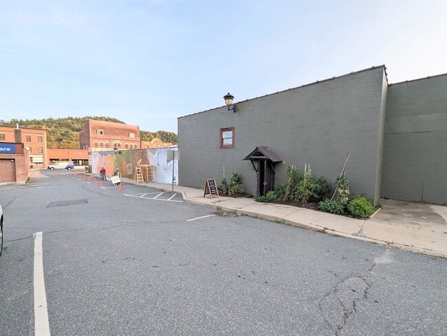 Building Photo - 443 Railroad St