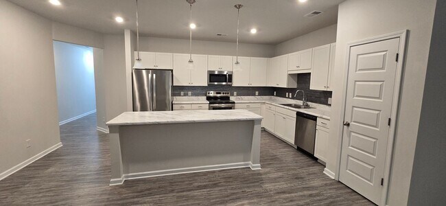 Foto del edificio - Terrific Canton Townhome!