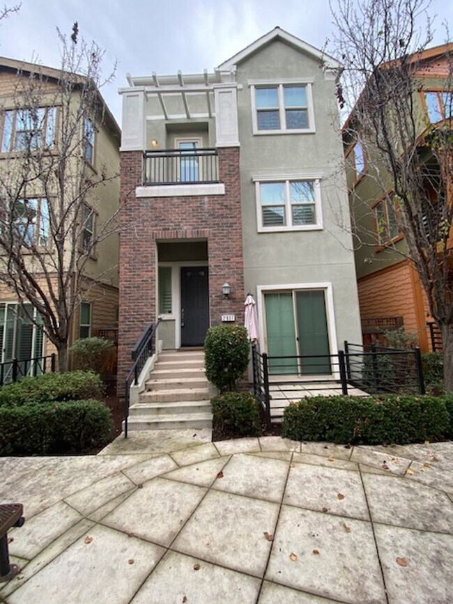 Building Photo - Move in Ready Townhome Near Downtown Liver...