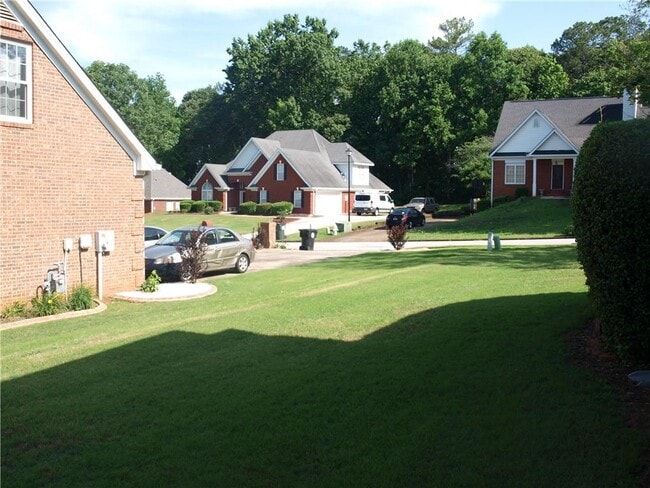 Building Photo - 2017 Evergreen Dr SE