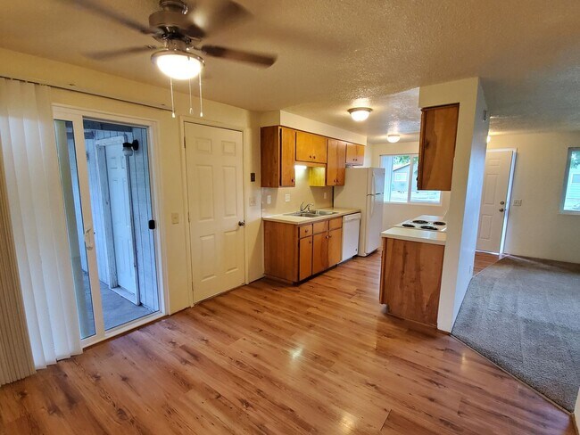 Building Photo - 3 Bedroom Home In Springfield!