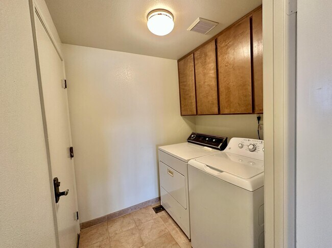 Building Photo - 6031 Ridgemont Dr