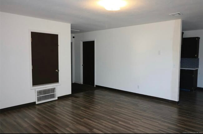 Living room - 305 W Adler Ave