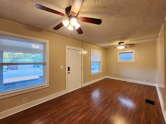 Photo - 3 Bedrooms, 1.5 Bath Brick Bungalow with Basement & Large Yard.  Close to UofL. House