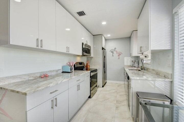 Primary Photo - 1415 Crest Dr