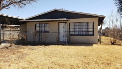 Building Photo - 900 Davidson Dr