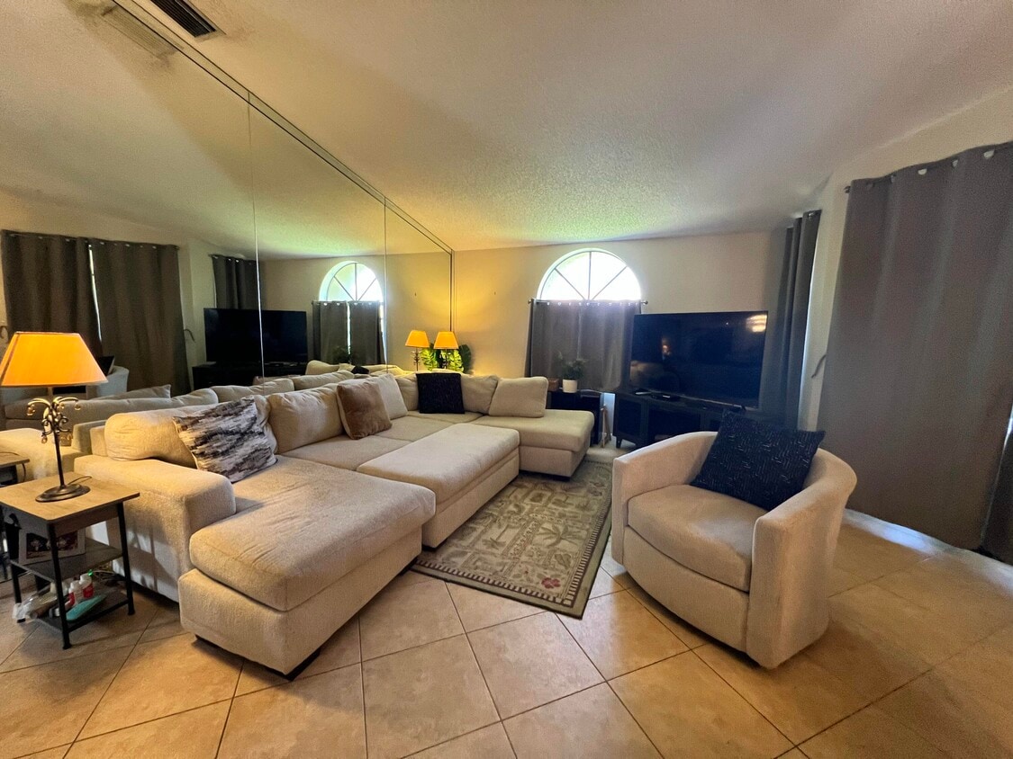 Foto principal - 5258 Europa Dr