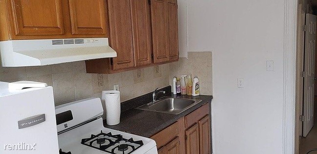 Building Photo - 1 br, 1 bath Apartment - 209 Troy Avenue