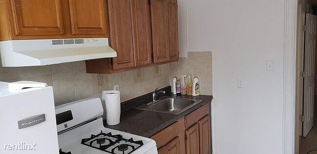 Foto del edificio - 1 br, 1 bath Apartment - 209 Troy Avenue